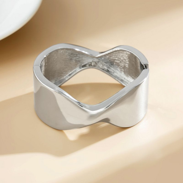 Браслет жесткий вогнутый с жемчужным декором CJR56074