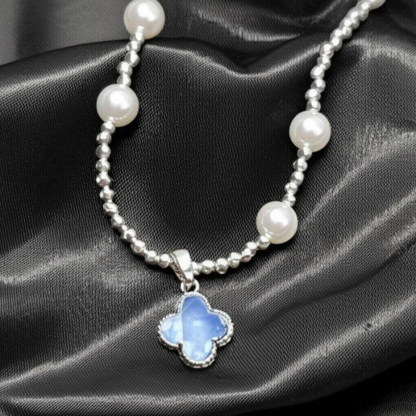 Элегантные жемчужные бусы с подвеской-клевером J10736CJJ