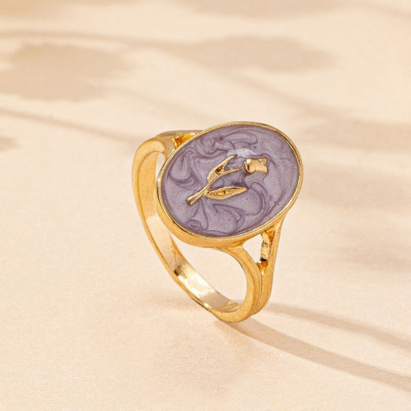 Золотистое кольцо с круглым медальоном и зеленой вставкой CJH24257