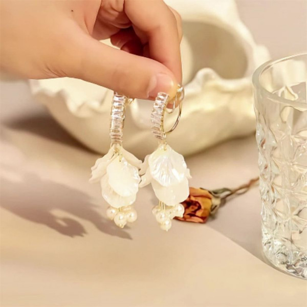 Серьги с крупными белыми цветочными лепестками и жемчужными гроздьями CJH13944