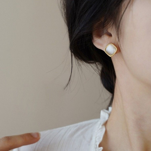 Лаконичные квадратные пусеты с молочной эмалью 1J11942CJJ