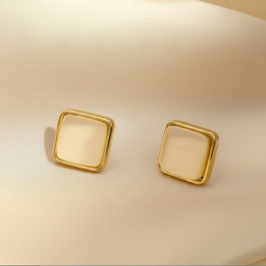 Лаконичные квадратные пусеты с молочной эмалью 1J11942CJJ