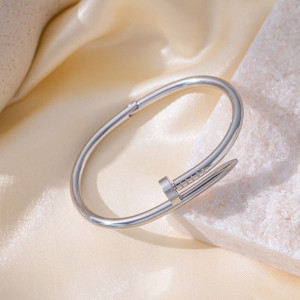 Жесткий браслет в форме гвоздя серебристый CJH32278