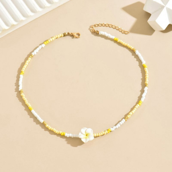 Тонкий бисерный чокер с миниатюрными цветочными вставками CJP82294