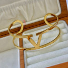 Браслет жесткий с центральным геометрическим символом CJL46798