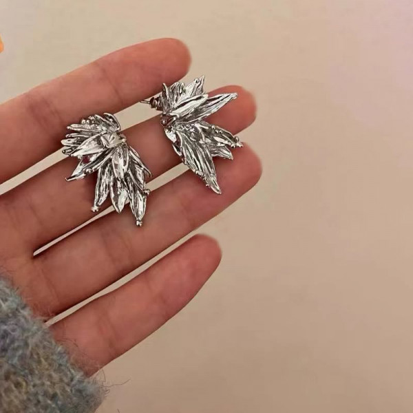 Серебристые фактурные серьги-пусеты Листья из ювелирного сплава 1J11733CJJ