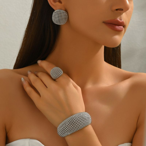 Кольцо широкое с паве из белых кристаллов CJT17311