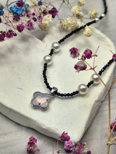 Лаконичные бусы из темного бисера с жемчужными акцентами и клевером J10737CJJ