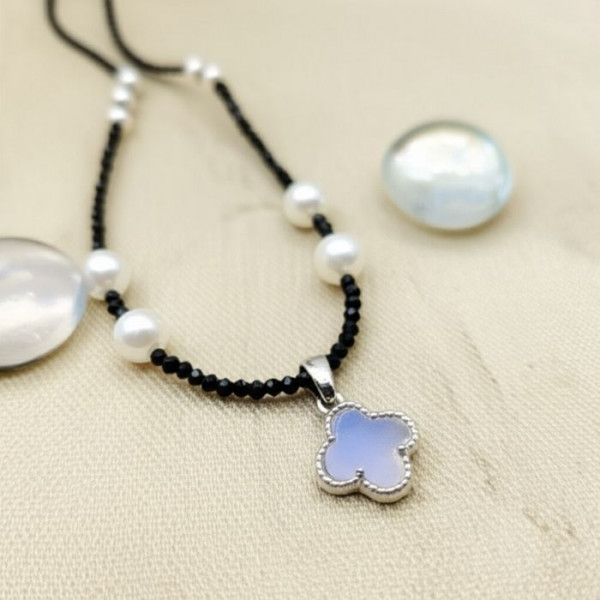 Лаконичные бусы из темного бисера с жемчужными акцентами и клевером J10737CJJ