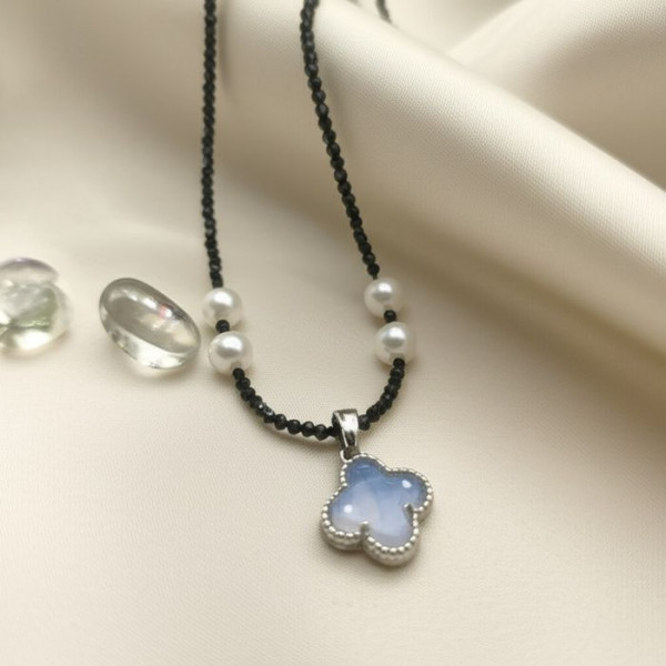 Лаконичные бусы из темного бисера с жемчужными акцентами и клевером J10737CJJ