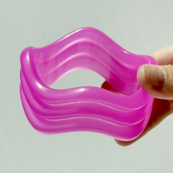 Браслет жесткий волнообразный из яркого прозрачного акрила CJN37356