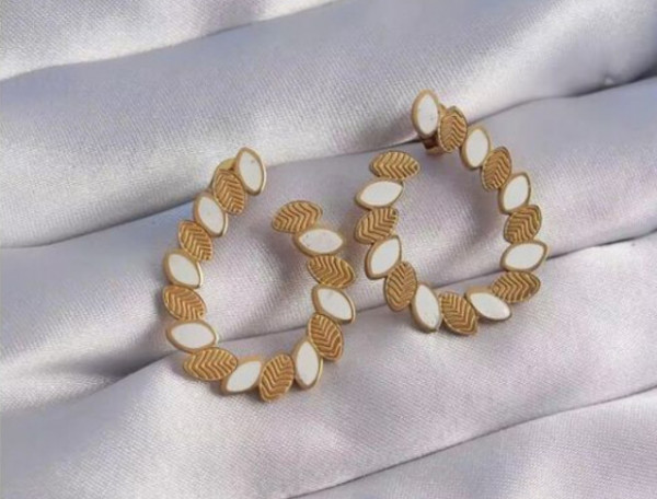 Дизайнерские серьги-кольца из стали с белыми лепестками 1J11288CJJ