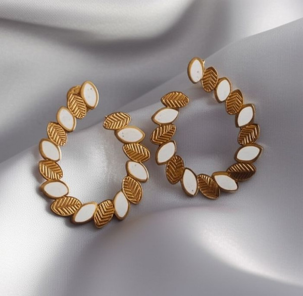 Дизайнерские серьги-кольца из стали с белыми лепестками 1J11288CJJ