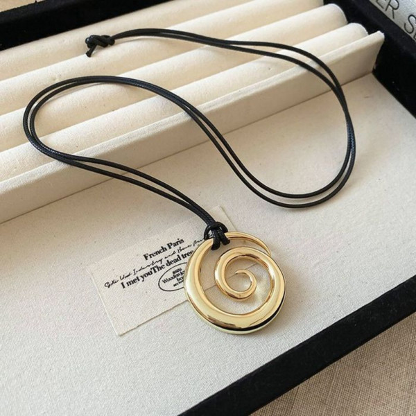 Подвеска в форме плоской спирали на черном шнурке CJH12102