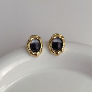 Серьги-пусеты с темным камнем «Оникс» N89428