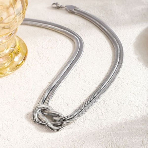 Массивное колье с декоративным узлом из стальных цепей CJH37337