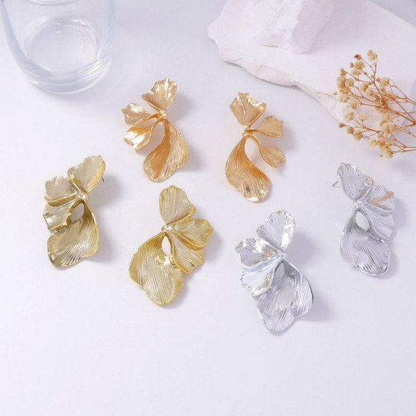 Дизайнерские серьги-пусеты смятые лепестки CJM84014