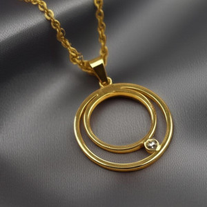 Золотистое колье с двойной круглой подвеской и фианитом J10814CJJ