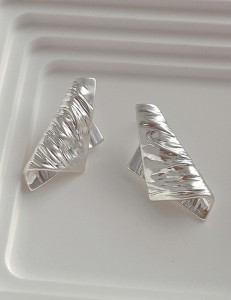 Серебристые серьги-пусеты «Жатая лента» T94007