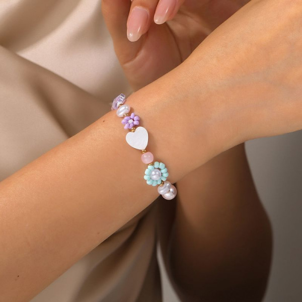 Браслет из нежных бусин с сердечками CJP35836