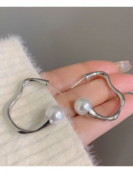 Серебристые серьги-кольца с изгибом и жемчужной вставкой Z28482