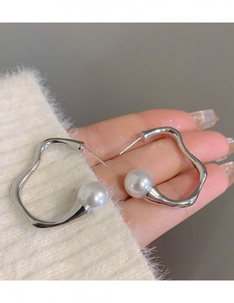 Серебристые серьги-кольца с изгибом и жемчужной вставкой Z28482