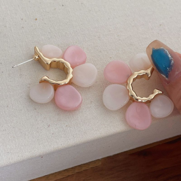 Фактурные серьги-конго с разноцветными матовыми лепестки CJP97304