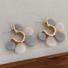 Фактурные серьги-конго с разноцветными матовыми лепестки CJP97304