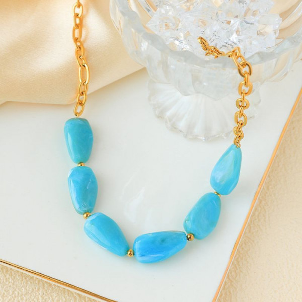 Колье из крупных нежно-розовых камней в золотистой оправе CJP93451