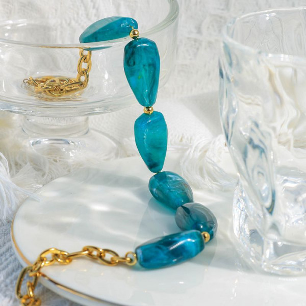 Колье из крупных нежно-розовых камней в золотистой оправе CJP93451