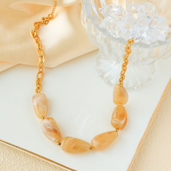 Колье из крупных нежно-розовых камней в золотистой оправе CJP93451