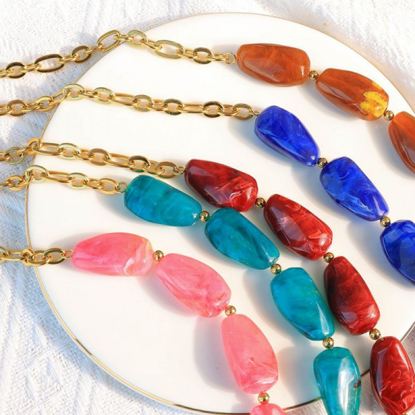 Колье из крупных нежно-розовых камней в золотистой оправе CJP93451