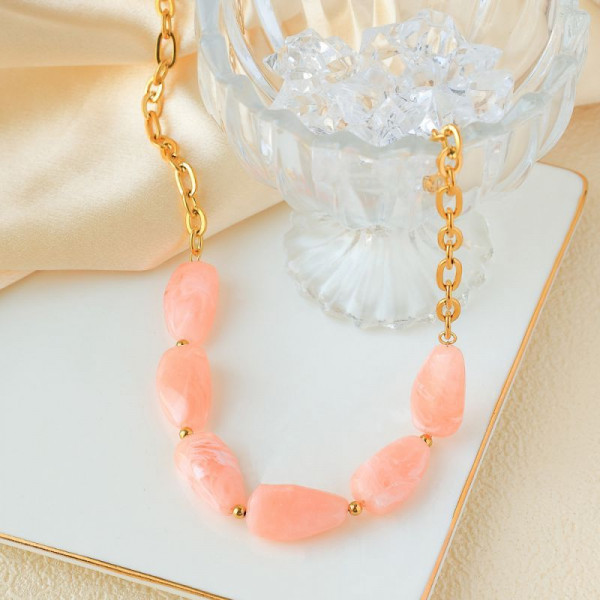 Колье из крупных нежно-розовых камней в золотистой оправе CJP93451