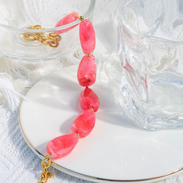 Колье из крупных нежно-розовых камней в золотистой оправе CJP93451