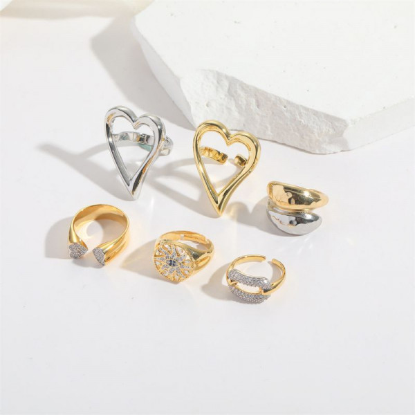 Массивное разомкнутое кольцо в форме контура сердца CJH88409