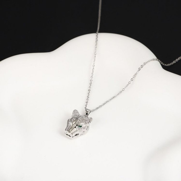 Анималистическое колье с объемной подвеской в виде головы пантеры J10830CJJ