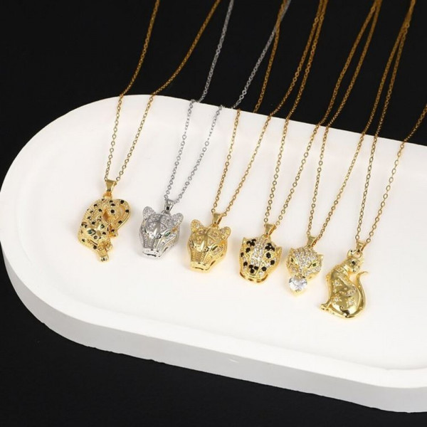 Анималистическое колье с объемной подвеской в виде головы пантеры J10830CJJ