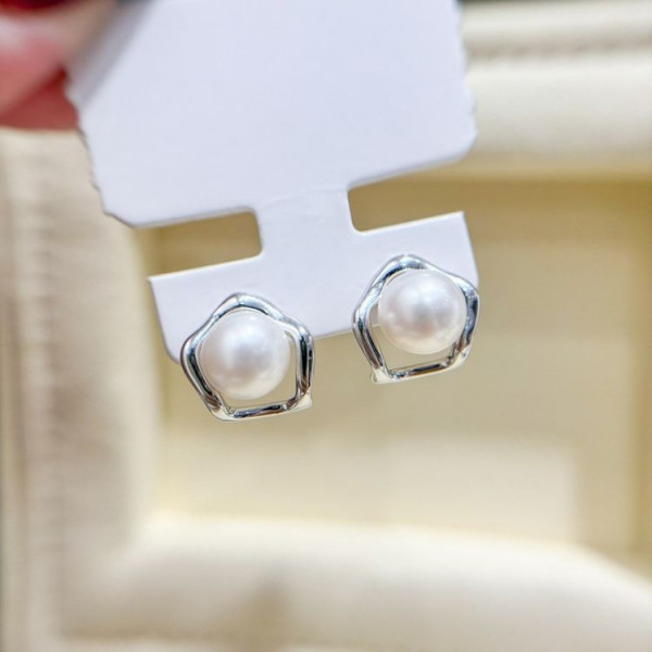 Серебристые медные серьги-пусеты с жемчугом в фигурной оправе 1J10723CJJ