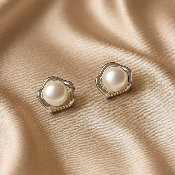 Серебристые медные серьги-пусеты с жемчугом в фигурной оправе 1J10723CJJ