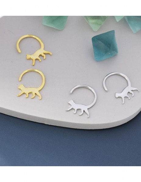 Оригинальные серьги-кольца с фигурками кошек L82223