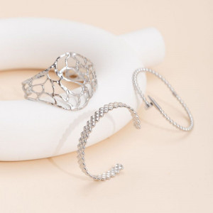 Браслет жесткий с ажурным плетением и фактурным узором CJL26142