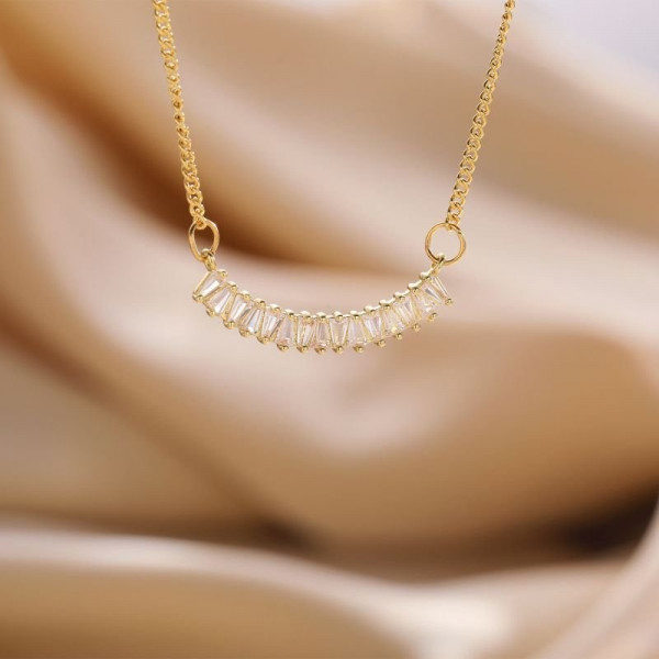 Золотистая цепочка с вогнутой дорожкой из кристаллов CJD89451