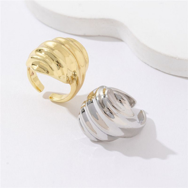 Массивное кольцо с глубокой рельефной текстурой CJP37752