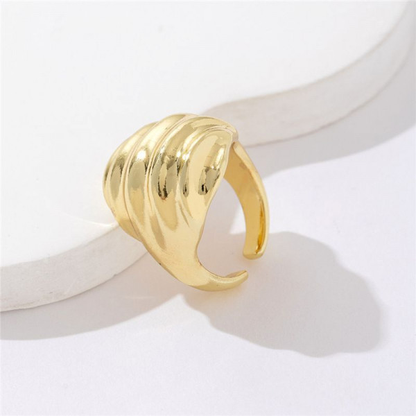 Массивное кольцо с глубокой рельефной текстурой CJP37752