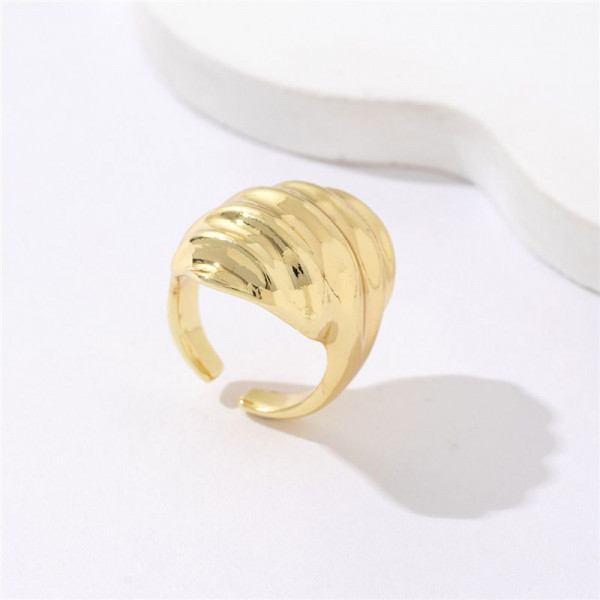 Массивное кольцо с глубокой рельефной текстурой CJP37752