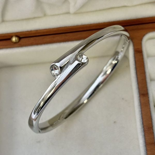 Браслет жесткий в форме гвоздя в серебристом исполнении CJL46804