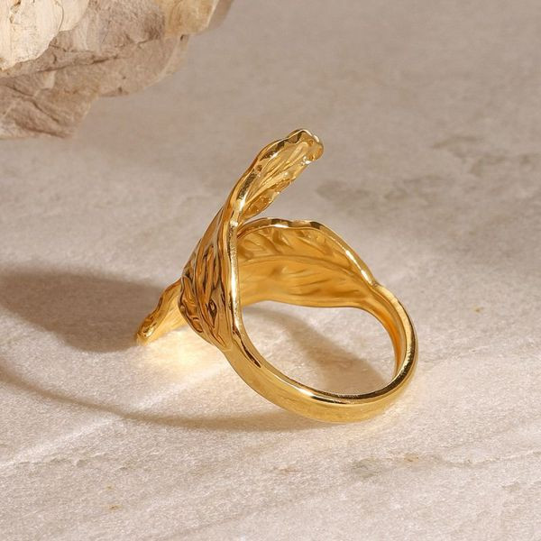 Широкое разомкнутое кольцо из фактурных листьев CJJ46607