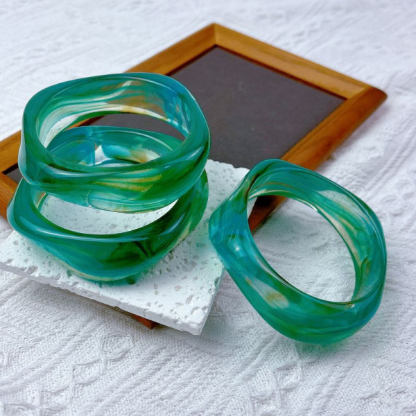 Браслет жесткий спиралевидный из прозрачного акрила CJR56920