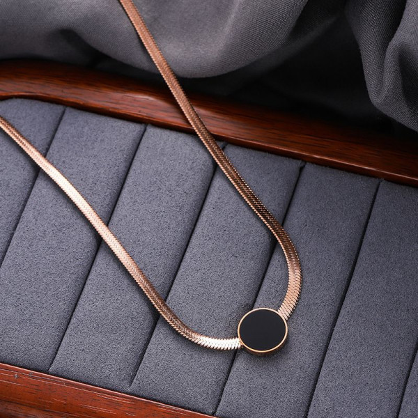 Плоская цепочка змейка с круглым кулоном из черной эмали CJS98423