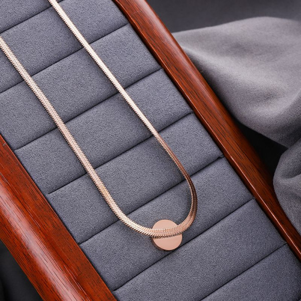 Плоская цепочка змейка с круглым кулоном из черной эмали CJS98423